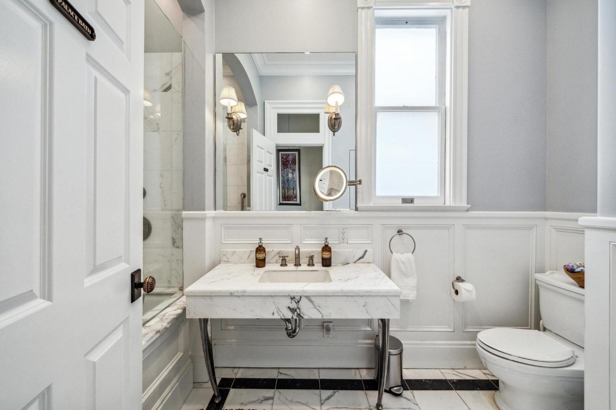 Historic & Charming Victorian Sleeps 11
