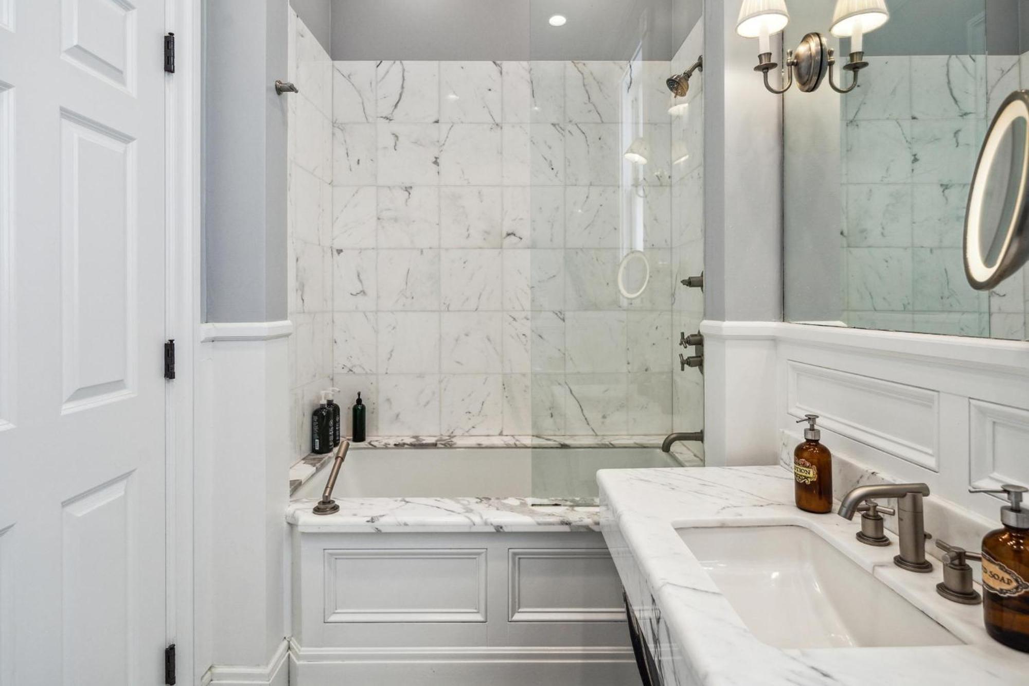 Historic & Charming Victorian Sleeps 11