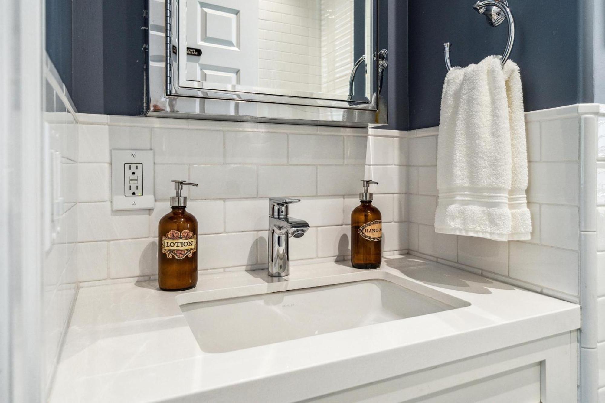 Historic & Charming Victorian Sleeps 11