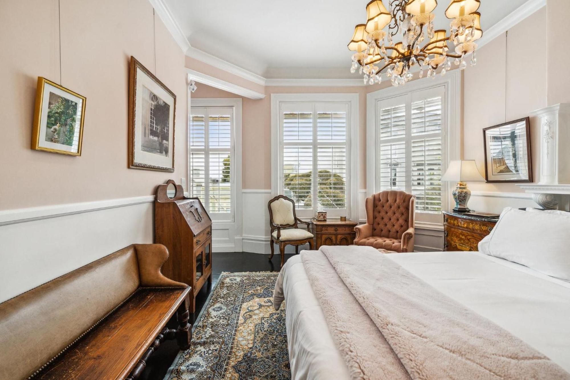 Historic & Charming Victorian Sleeps 11 San Francisco