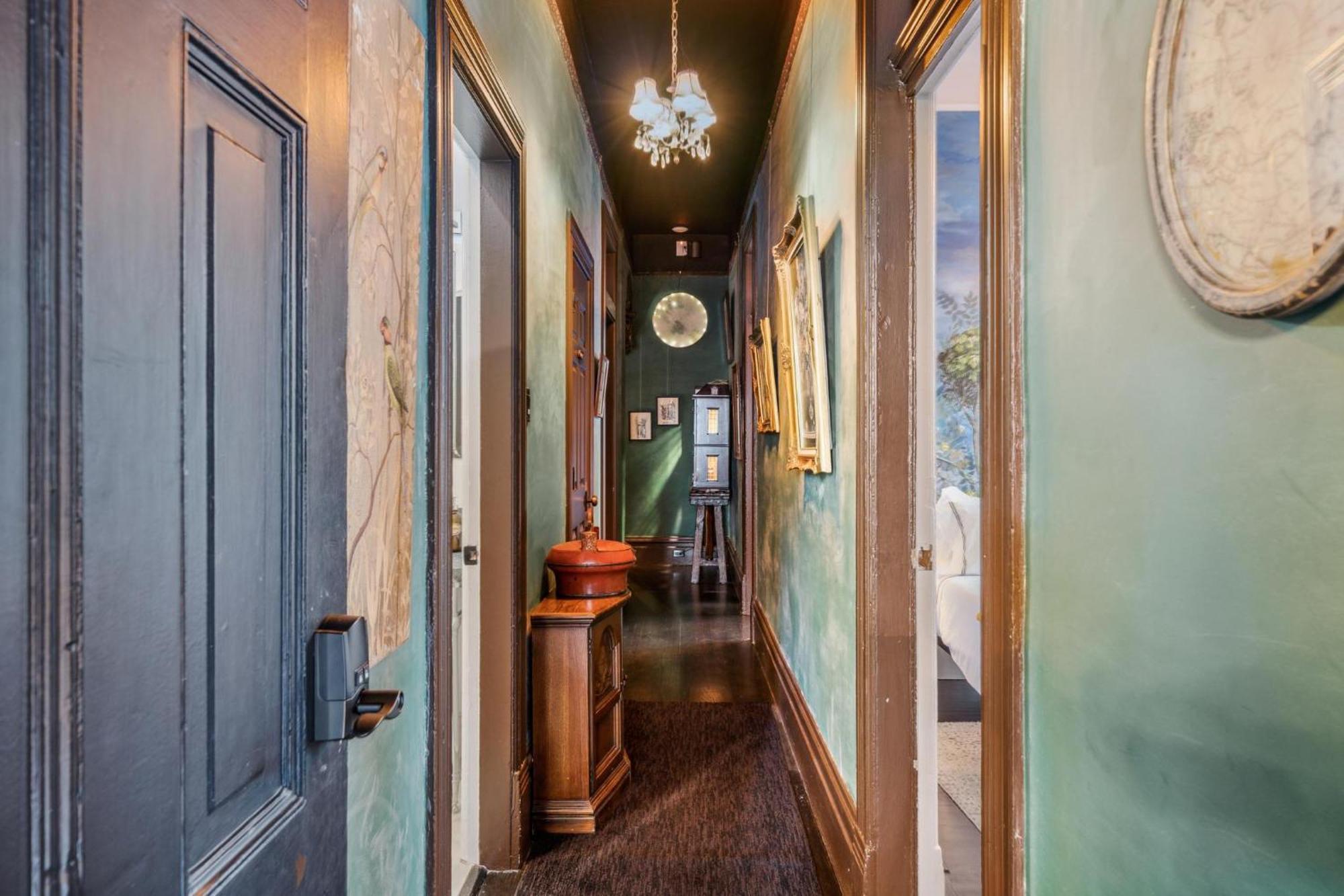 Historic & Charming Victorian Sleeps 11