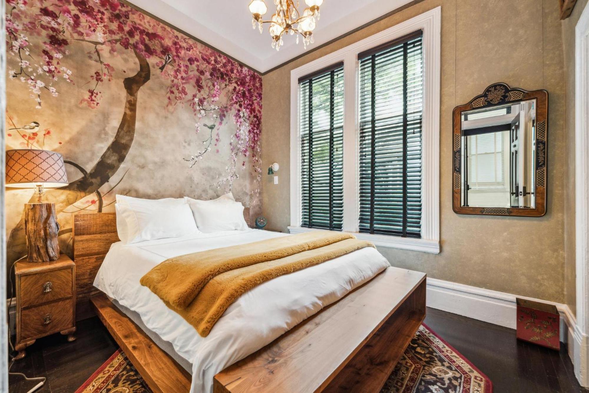 Historic & Charming Victorian Sleeps 11 San Francisco