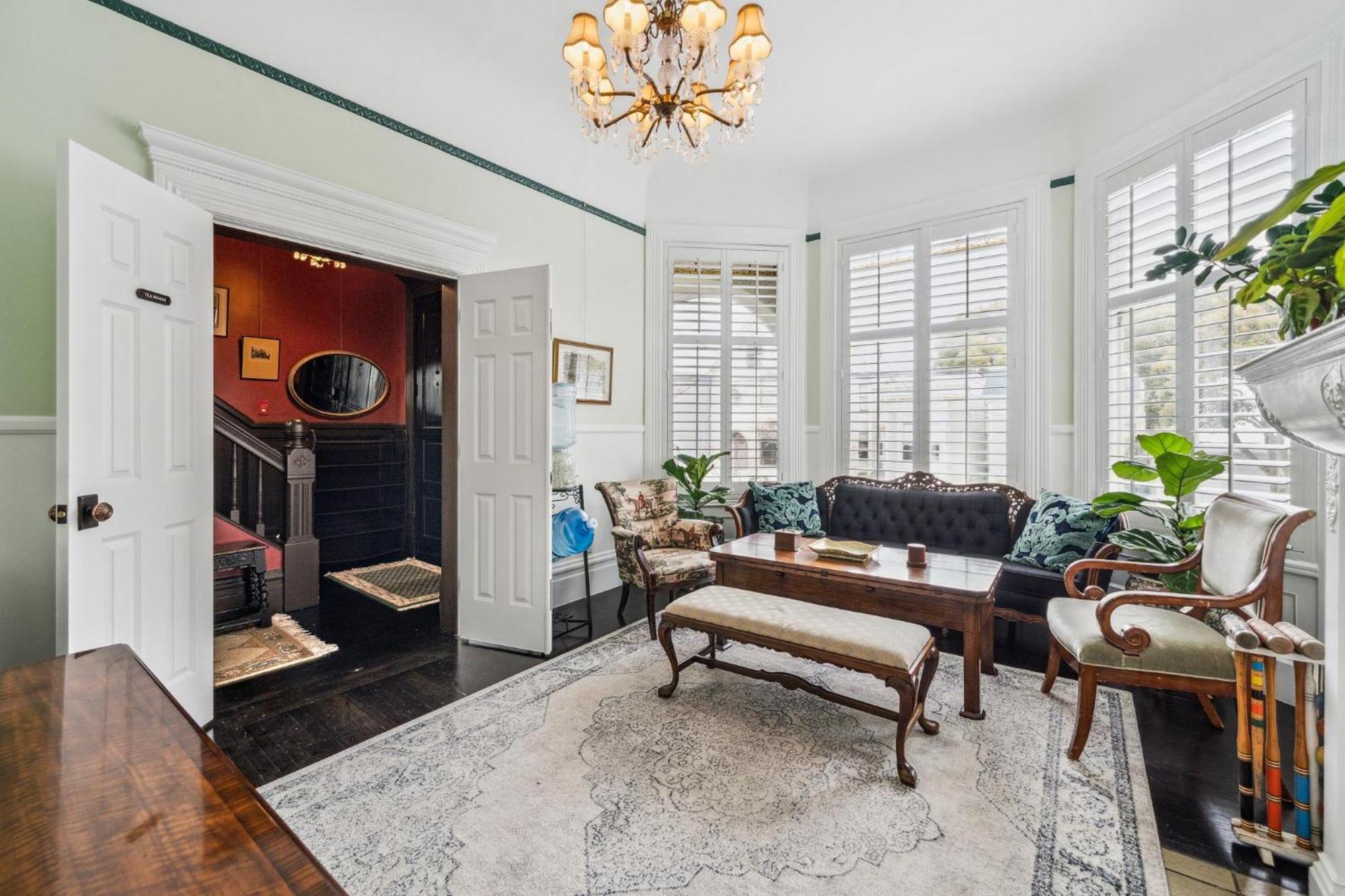 Historic & Charming Victorian Sleeps 11