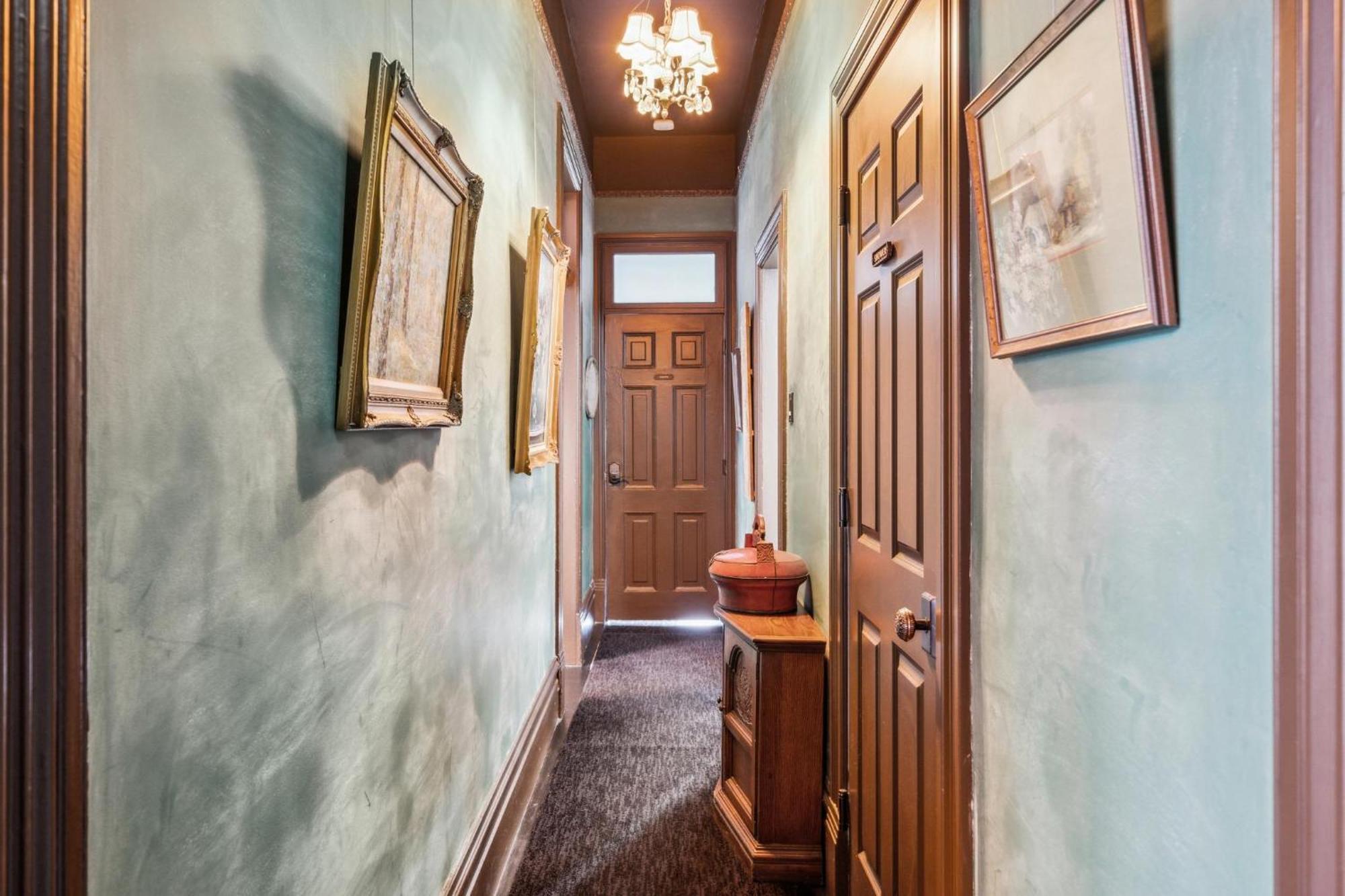 Historic & Charming Victorian Sleeps 11