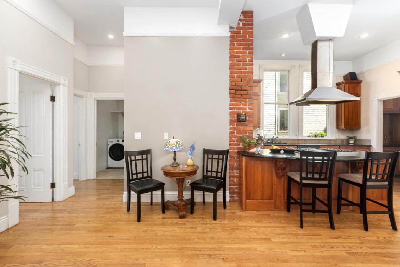 Gorgeous Victorian Flat *