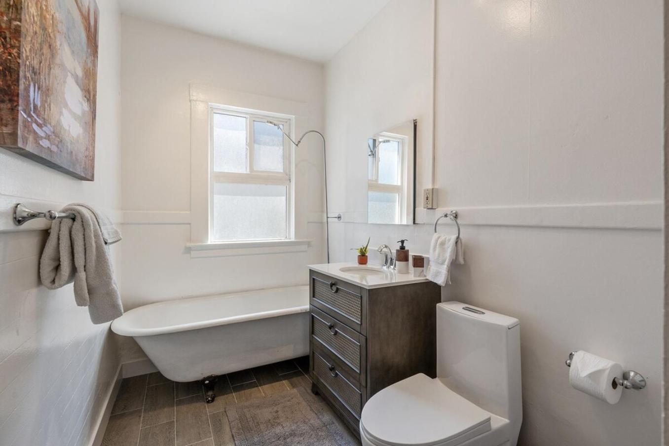 Holiday home Super Convenient 1br Pad With Garage Parking
