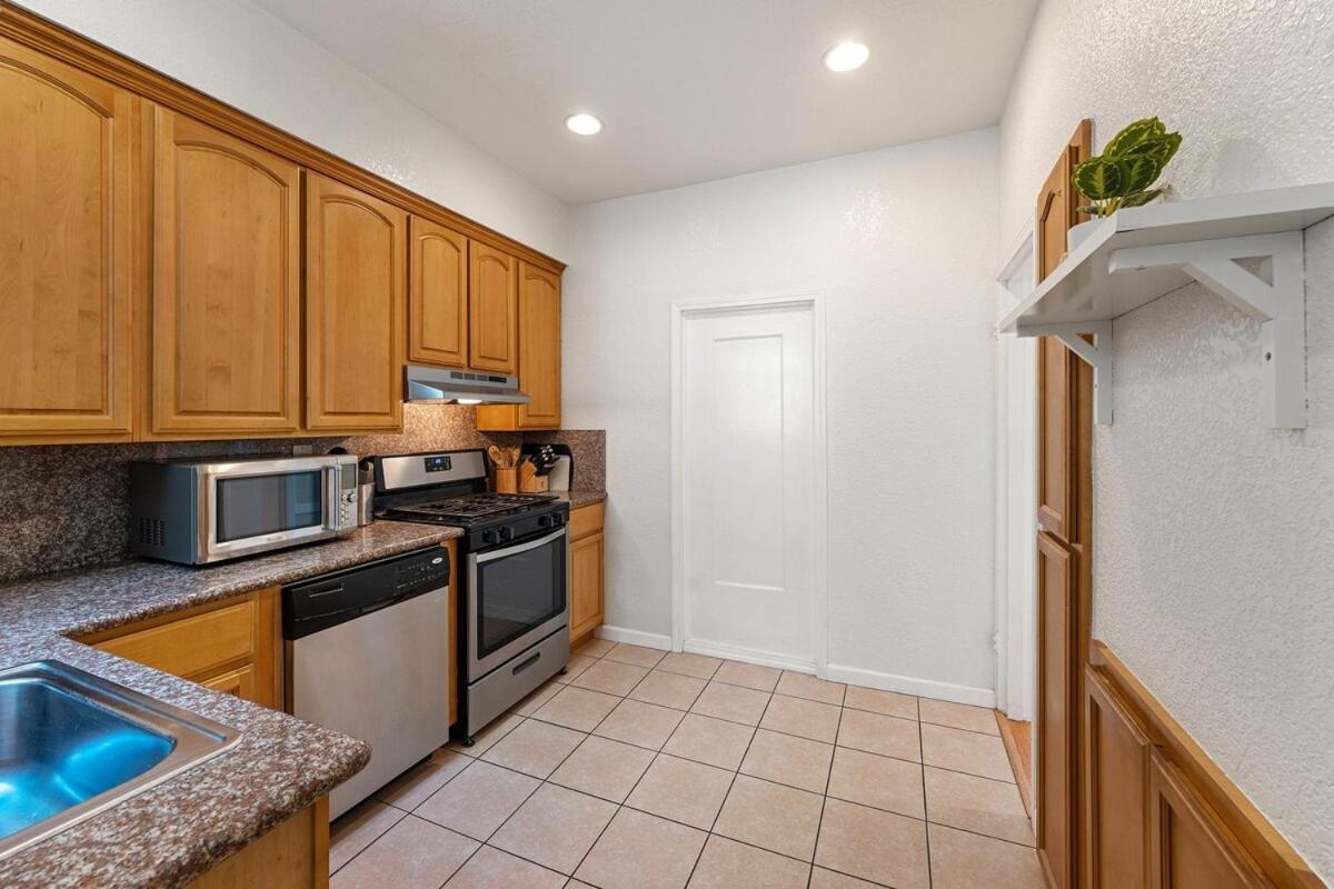 Super Convenient 1br Pad With Garage Parking *