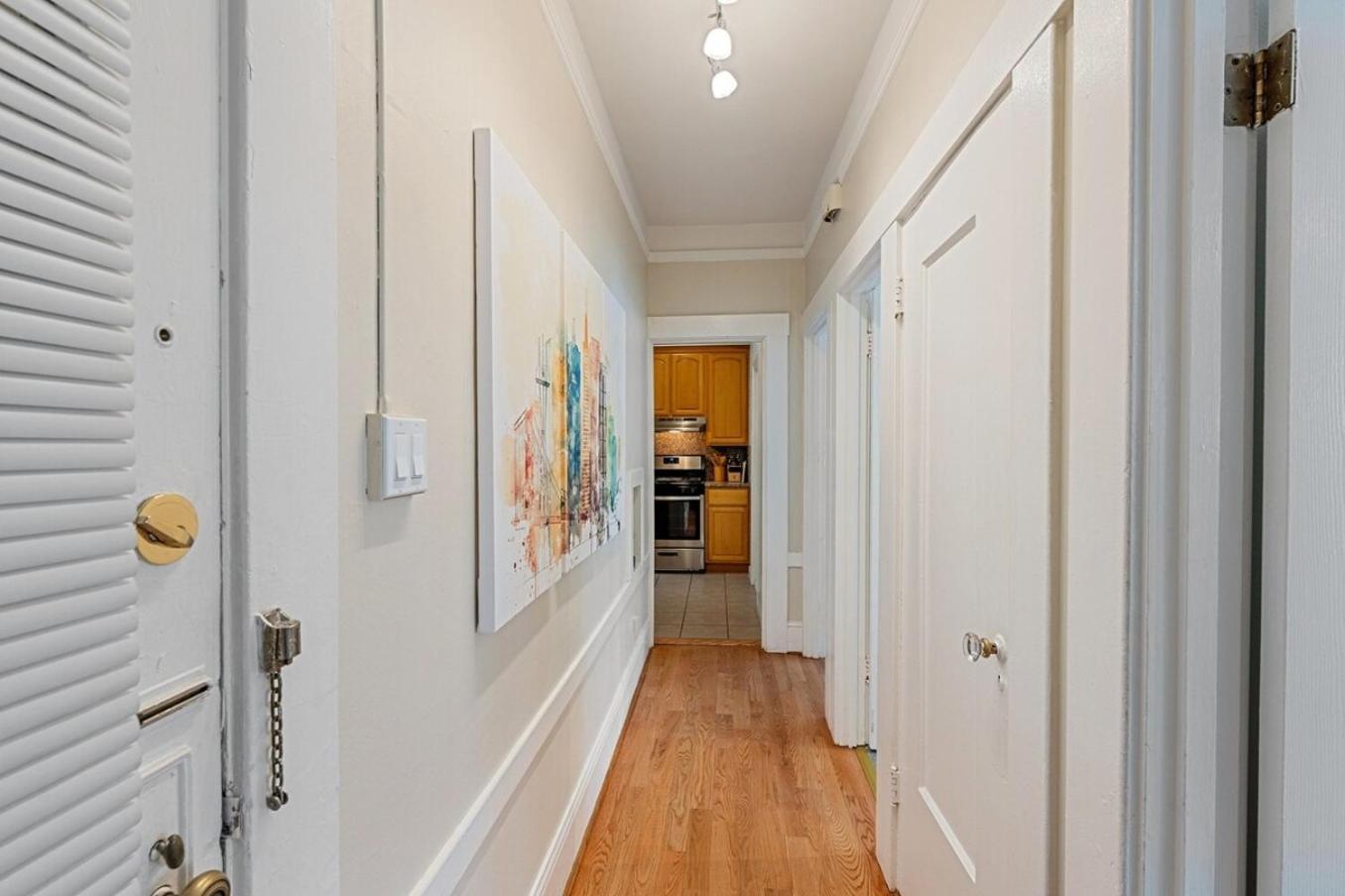 Holiday home Super Convenient 1br Pad With Garage Parking *
