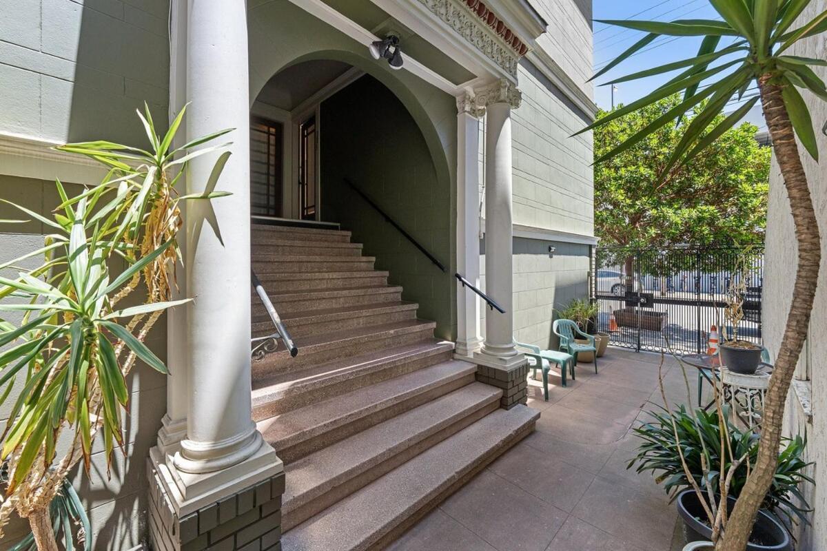 Super Convenient 1br Pad With Garage Parking *