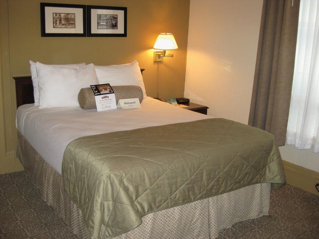 Hotel Axiom