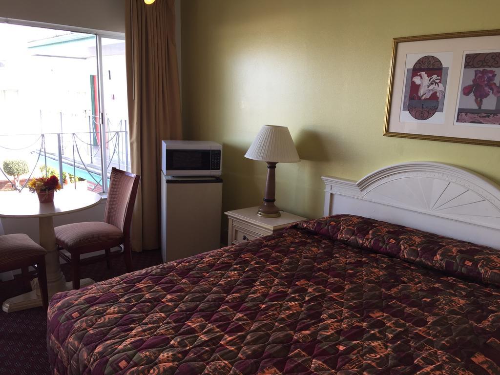 Mission Motel 2*
