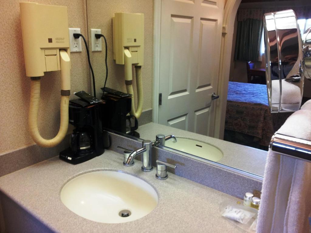Alexis Park Motel