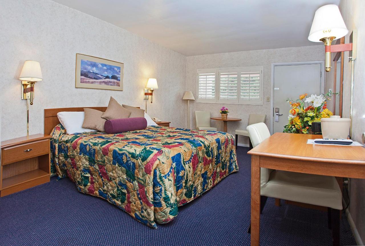 Town House Motel 2*