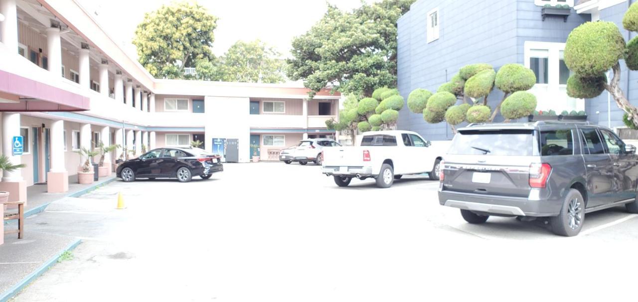 Town House Motel 2*
